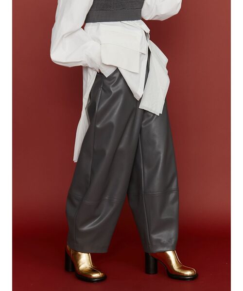 UN3D.（アンスリード）の「FAKE LEATHER COCOON PT / フェイクレザーコクーンパンツ（その他パンツ・レディース・グレー/ブラック・36/38）」の11枚目の写真