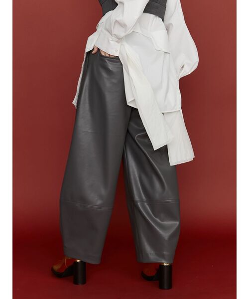 UN3D.（アンスリード）の「FAKE LEATHER COCOON PT / フェイクレザーコクーンパンツ（その他パンツ・レディース・グレー/ブラック・36/38）」の12枚目の写真