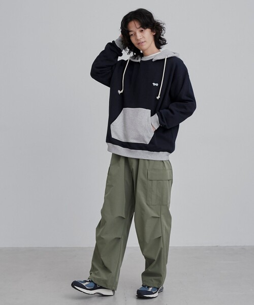 PENNEYS(ぺニーズ)の「Penneys(ぺニーズ)別注バイカラースウェットフーディー(パーカー・メンズ・ナチュラル/ネイビー・L/M)」の20枚目の写真