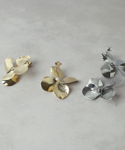 Kana（カナ）の「スタイリッシュ メタル フラワー  パーティー 結婚式 お呼ばれ オケージョン（ピアス（両耳用）・レディース・シルバー/ゴールド・フリー）」の4枚目の写真