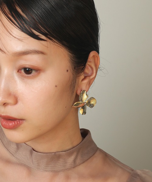 Kana（カナ）の「スタイリッシュ メタル フラワー  パーティー 結婚式 お呼ばれ オケージョン（ピアス（両耳用）・レディース・シルバー/ゴールド・フリー）」の12枚目の写真