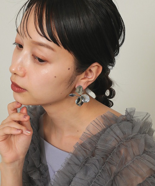 Kana（カナ）の「スタイリッシュ メタル フラワー  パーティー 結婚式 お呼ばれ オケージョン（ピアス（両耳用）・レディース・シルバー/ゴールド・フリー）」の6枚目の写真