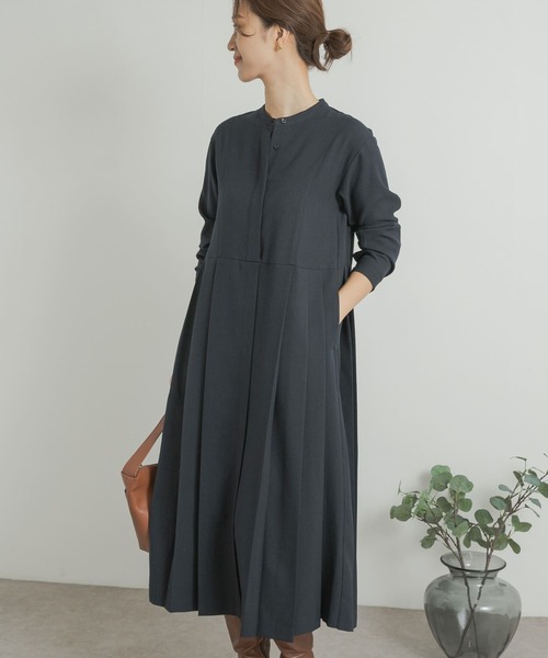 URBAN RESEARCH DOORS（アーバンリサーチドアーズ）の「『WEB/一部店舗限定カラー』『UR TECH SMOOTHLUXE』サイドプリーツ切替ワンピース（ワンピース・レディース・チャコールグレー/グリーン/ベージュ/ネイビー・SMALL/MEDIUM）」の4枚目の写真