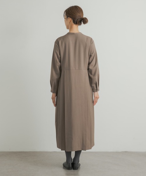 URBAN RESEARCH DOORS（アーバンリサーチドアーズ）の「『WEB/一部店舗限定カラー』『UR TECH SMOOTHLUXE』サイドプリーツ切替ワンピース（ワンピース・レディース・チャコールグレー/グリーン/ベージュ/ネイビー・SMALL/MEDIUM）」の6枚目の写真