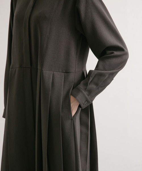 URBAN RESEARCH DOORS（アーバンリサーチドアーズ）の「『WEB/一部店舗限定カラー』『UR TECH SMOOTHLUXE』サイドプリーツ切替ワンピース（ワンピース・レディース・チャコールグレー/グリーン/ベージュ/ネイビー・SMALL/MEDIUM）」の11枚目の写真