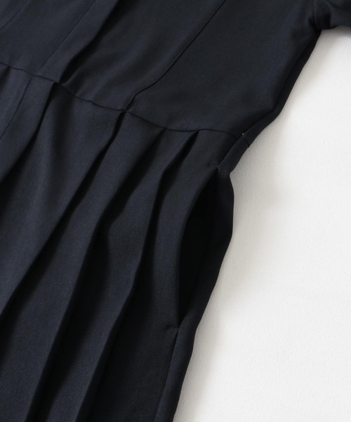 URBAN RESEARCH DOORS（アーバンリサーチドアーズ）の「『WEB/一部店舗限定カラー』『UR TECH SMOOTHLUXE』サイドプリーツ切替ワンピース（ワンピース・レディース・チャコールグレー/グリーン/ベージュ/ネイビー・SMALL/MEDIUM）」の18枚目の写真