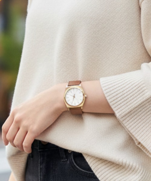 NIXON(ニクソン)の「【NIXON/ニクソン】Time Teller Leather アナログ 電池式 時計 ビジネスシーンにもおすすめのデザイン(アナログ腕時計・レディース・ゴールド系その他・FREE)」の1枚目の写真