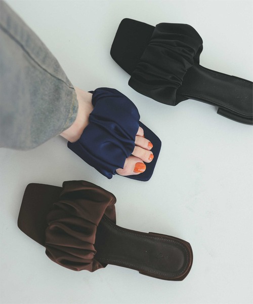 titivate（ティティベイト）の「サテンギャザーサンダル（サンダル・レディース・ブラウン/ネイビー/ブラック・LL/L/M/S）」の3枚目の写真