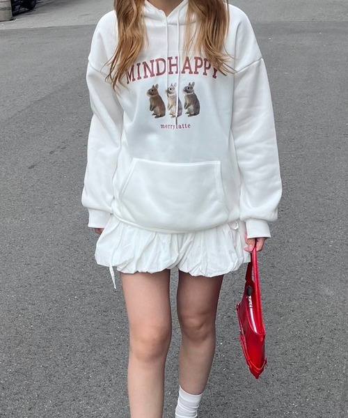 merrylatte(メリーラテ)の「ウサギいっぱいパーカー(パーカー・レディース・ホワイト・MEDIUM/LARGE/SMALL)」の2枚目の写真