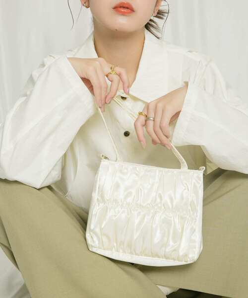 KBF（ケイビーエフ）の「サテンギャザーハンドBAG（ハンドバッグ・レディース・アイボリー/ブルー/ピンク・ONE）」の4枚目の写真