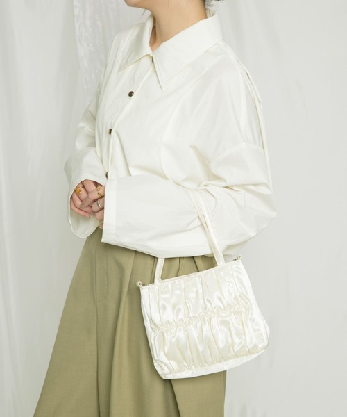 KBF（ケイビーエフ）の「サテンギャザーハンドBAG（ハンドバッグ・レディース・アイボリー/ブルー/ピンク・ONE）」の5枚目の写真