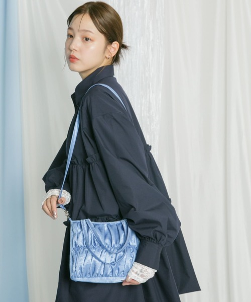 KBF（ケイビーエフ）の「サテンギャザーハンドBAG（ハンドバッグ・レディース・アイボリー/ブルー/ピンク・ONE）」の11枚目の写真