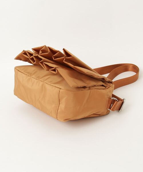 SPRUCE（スプルース）の「EM:フリル プリーツ 横長｜チェンフリルショルダー 軽量約160g（ショルダーバッグ・レディース・キャメル/ブラック/カーキ・FREE）」の6枚目の写真