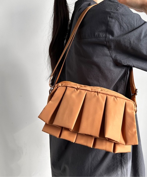 SPRUCE（スプルース）の「EM:フリル プリーツ 横長｜チェンフリルショルダー 軽量約160g（ショルダーバッグ・レディース・キャメル/ブラック/カーキ・FREE）」の3枚目の写真