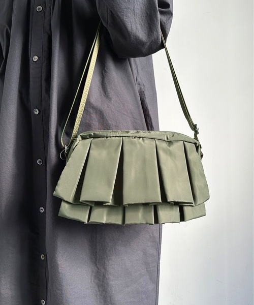 SPRUCE（スプルース）の「EM:フリル プリーツ 横長｜チェンフリルショルダー 軽量約160g（ショルダーバッグ・レディース・キャメル/ブラック/カーキ・FREE）」の2枚目の写真