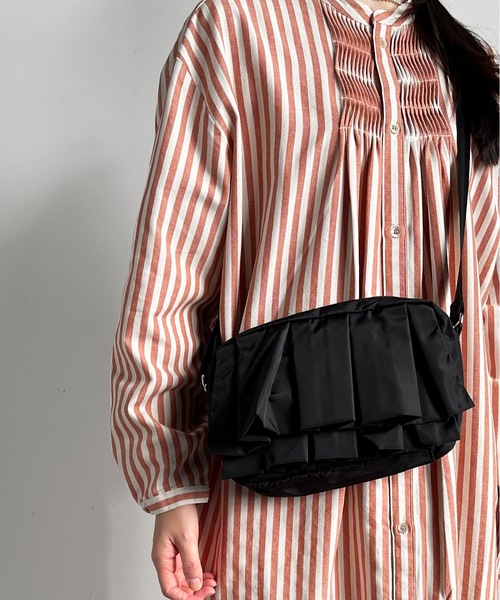 SPRUCE（スプルース）の「EM:フリル プリーツ 横長｜チェンフリルショルダー 軽量約160g（ショルダーバッグ・レディース・キャメル/ブラック/カーキ・FREE）」の17枚目の写真