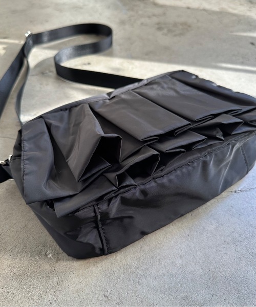 SPRUCE（スプルース）の「EM:フリル プリーツ 横長｜チェンフリルショルダー 軽量約160g（ショルダーバッグ・レディース・キャメル/ブラック/カーキ・FREE）」の19枚目の写真