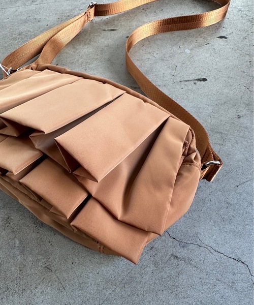 SPRUCE（スプルース）の「EM:フリル プリーツ 横長｜チェンフリルショルダー 軽量約160g（ショルダーバッグ・レディース・キャメル/ブラック/カーキ・FREE）」の10枚目の写真