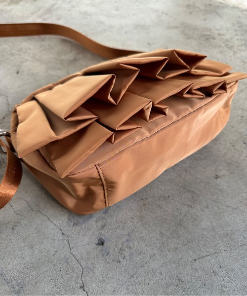 SPRUCE（スプルース）の「EM:フリル プリーツ 横長｜チェンフリルショルダー 軽量約160g（ショルダーバッグ・レディース・キャメル/ブラック/カーキ・FREE）」の11枚目の写真
