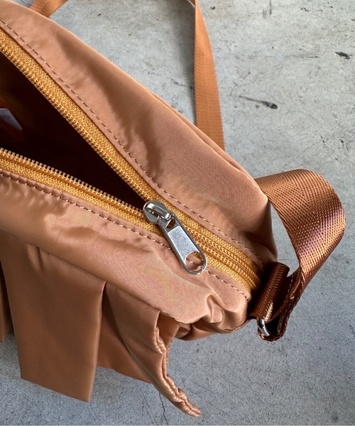 SPRUCE（スプルース）の「EM:フリル プリーツ 横長｜チェンフリルショルダー 軽量約160g（ショルダーバッグ・レディース・キャメル/ブラック/カーキ・FREE）」の13枚目の写真