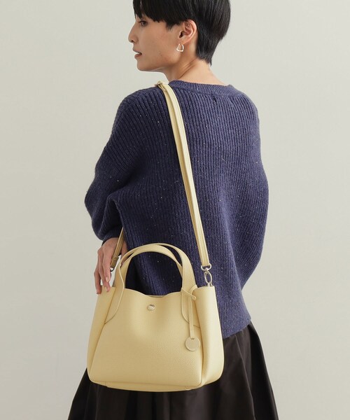 OPAQUE.CLIP（オペークドットクリップ）の「【軽量／2WAY】シュリンク合皮ラウンドフォルムミドルトートバッグ（トートバッグ・レディース・ベージュ/イエロー系その他/ブラック・00）」の3枚目の写真