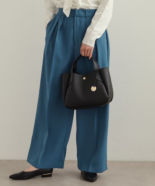 OPAQUE.CLIP（オペークドットクリップ）の「【軽量／2WAY】シュリンク合皮ラウンドフォルムミドルトートバッグ（トートバッグ・レディース・ベージュ/イエロー系その他/ブラック・00）」の2枚目の写真