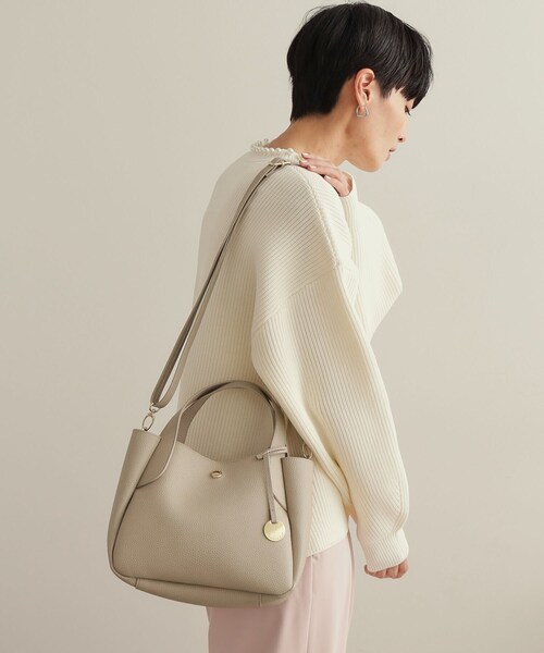 OPAQUE.CLIP（オペークドットクリップ）の「【軽量／2WAY】シュリンク合皮ラウンドフォルムミドルトートバッグ（トートバッグ・レディース・ベージュ/イエロー系その他/ブラック・00）」の18枚目の写真