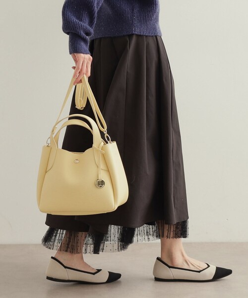 OPAQUE.CLIP（オペークドットクリップ）の「【軽量／2WAY】シュリンク合皮ラウンドフォルムミドルトートバッグ（トートバッグ・レディース・ベージュ/イエロー系その他/ブラック・00）」の16枚目の写真