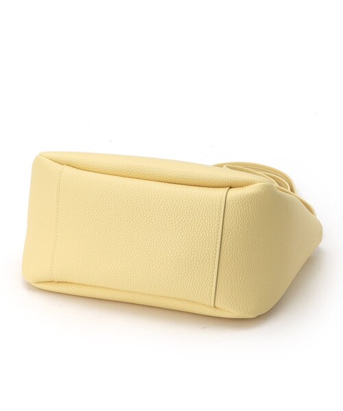 OPAQUE.CLIP（オペークドットクリップ）の「【軽量／2WAY】シュリンク合皮ラウンドフォルムミドルトートバッグ（トートバッグ・レディース・ベージュ/イエロー系その他/ブラック・00）」の9枚目の写真