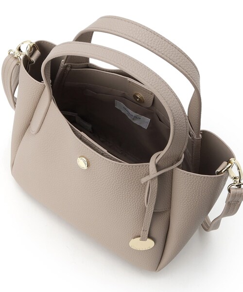 OPAQUE.CLIP（オペークドットクリップ）の「【軽量／2WAY】シュリンク合皮ラウンドフォルムミドルトートバッグ（トートバッグ・レディース・ベージュ/イエロー系その他/ブラック・00）」の6枚目の写真