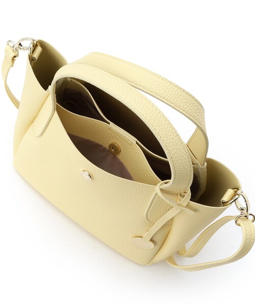 OPAQUE.CLIP（オペークドットクリップ）の「【軽量／2WAY】シュリンク合皮ラウンドフォルムミドルトートバッグ（トートバッグ・レディース・ベージュ/イエロー系その他/ブラック・00）」の4枚目の写真