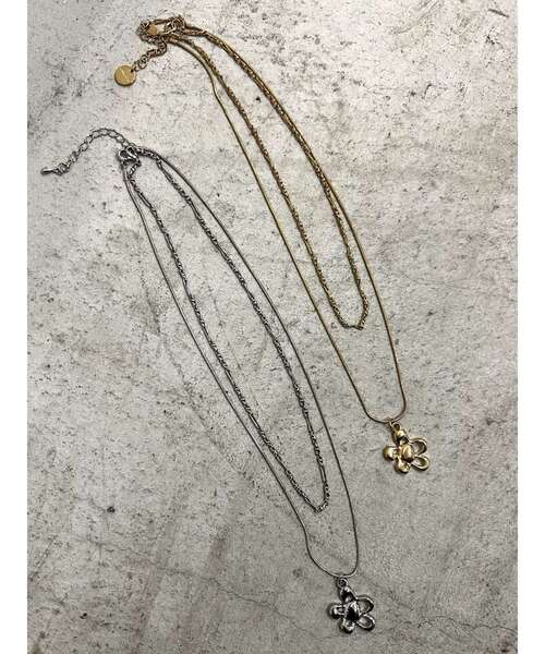EMODA(エモダ)の「フラワーモチーフダブルネックレス(ピアス(両耳用)・レディース・ゴールド/シルバー・FREE)」の3枚目の写真