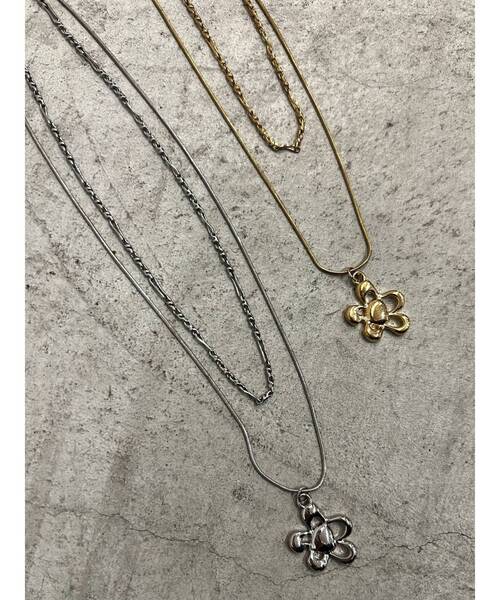 EMODA(エモダ)の「フラワーモチーフダブルネックレス(ピアス(両耳用)・レディース・ゴールド/シルバー・FREE)」の4枚目の写真