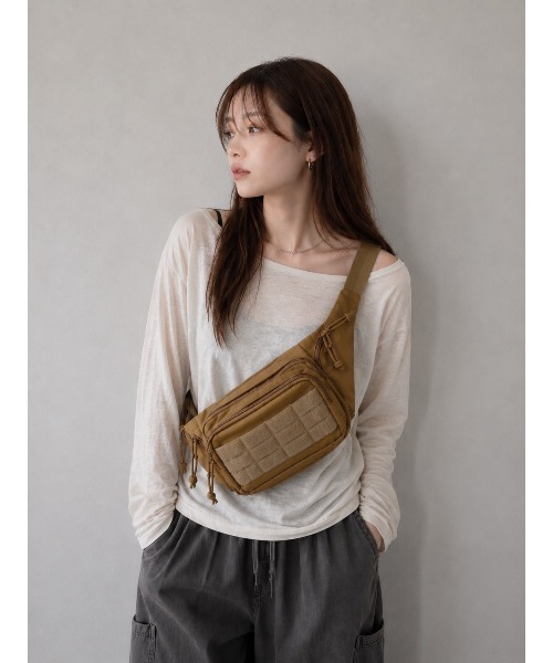HIKA(ヒカ)の「【HIKA】ミニタリーデザインミニBODY BAG(ボディバッグ/ウエストポーチ・メンズ・カーキ/ブラック・FREE)」の1枚目の写真