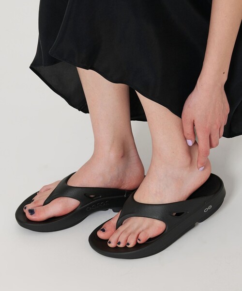 ＜OOFOS＞OOriginalサンダル
