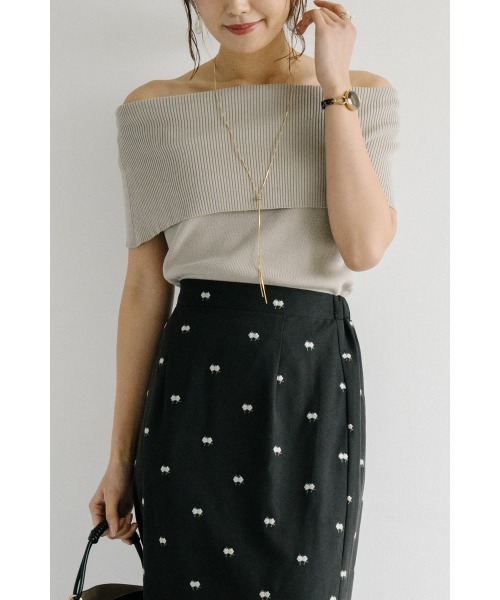 M.deux（エムドゥ）の「ワイドオフショルサマーニット（ニット/セーター・レディース・ブラック/グレイッシュベージュ/オフホワイト/その他1・MEDIUM）」の3枚目の写真