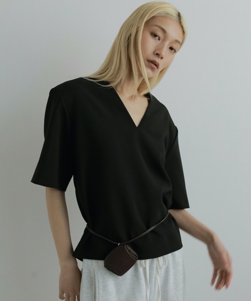 anuke(アンヌーク)の「Powershoulder Vneck Tops(Tシャツ/カットソー・レディース・ブラック/ブラウン・FREE)」の2枚目の写真