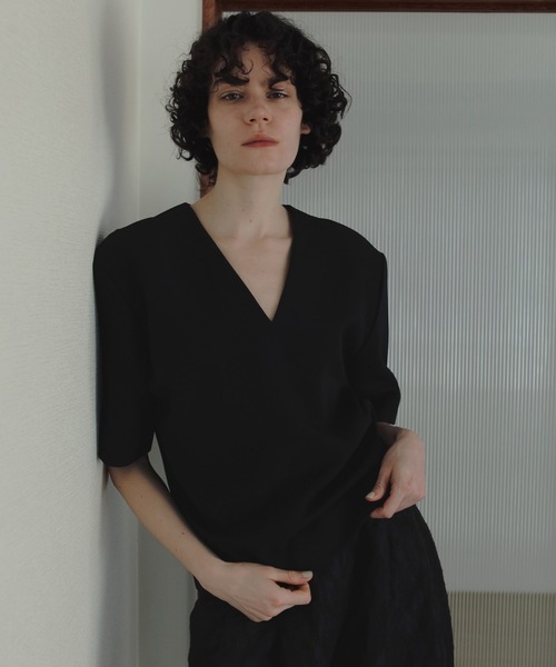 anuke(アンヌーク)の「Powershoulder Vneck Tops(Tシャツ/カットソー・レディース・ブラック/ブラウン・FREE)」の3枚目の写真