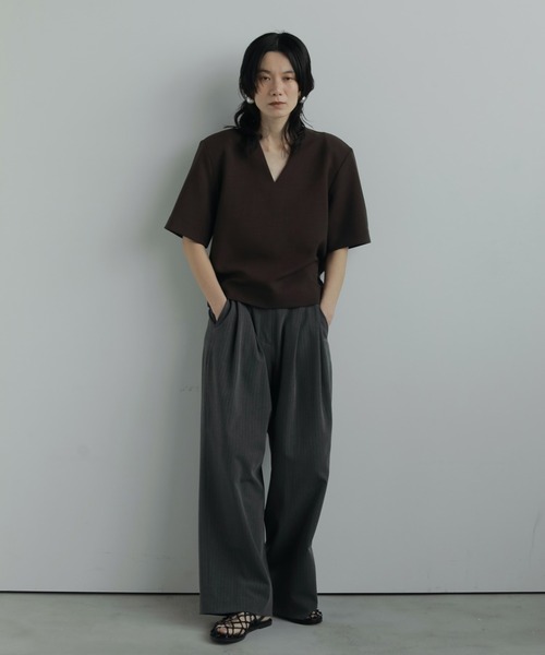 anuke(アンヌーク)の「Powershoulder Vneck Tops(Tシャツ/カットソー・レディース・ブラック/ブラウン・FREE)」の5枚目の写真