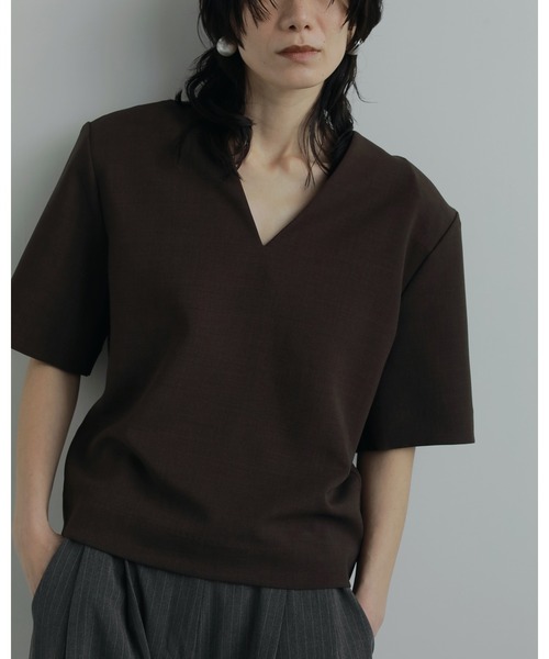 anuke(アンヌーク)の「Powershoulder Vneck Tops(Tシャツ/カットソー・レディース・ブラック/ブラウン・FREE)」の6枚目の写真