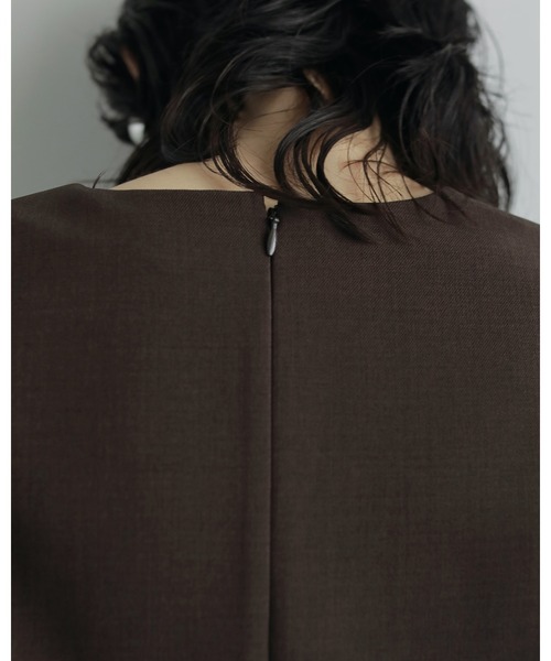 anuke(アンヌーク)の「Powershoulder Vneck Tops(Tシャツ/カットソー・レディース・ブラック/ブラウン・FREE)」の8枚目の写真