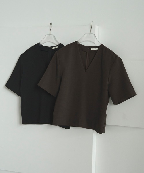 anuke(アンヌーク)の「Powershoulder Vneck Tops(Tシャツ/カットソー・レディース・ブラック/ブラウン・FREE)」の9枚目の写真
