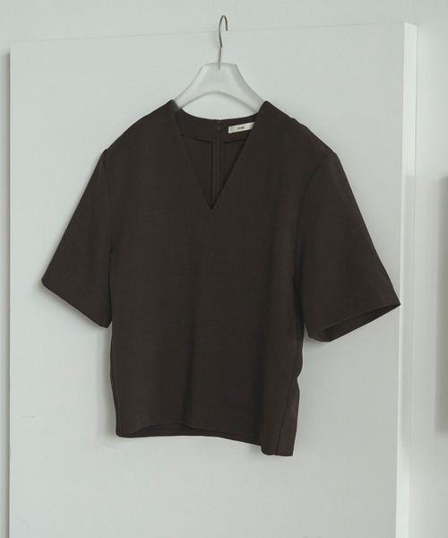 anuke(アンヌーク)の「Powershoulder Vneck Tops(Tシャツ/カットソー・レディース・ブラック/ブラウン・FREE)」の11枚目の写真