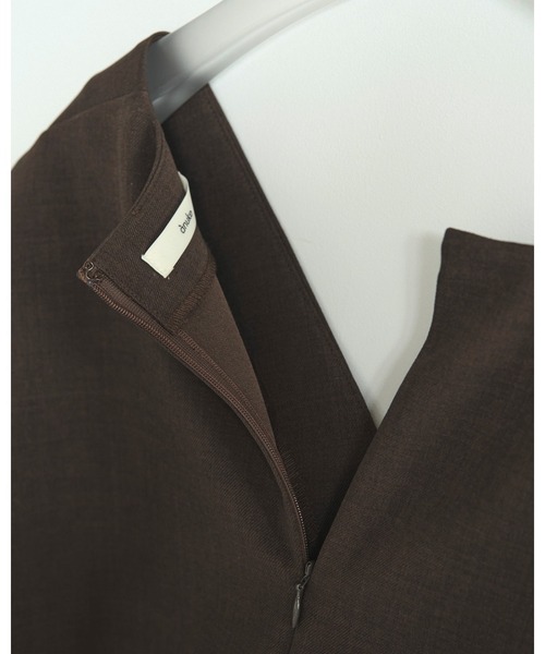 anuke(アンヌーク)の「Powershoulder Vneck Tops(Tシャツ/カットソー・レディース・ブラック/ブラウン・FREE)」の12枚目の写真