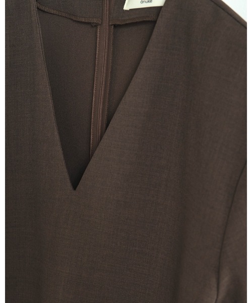 anuke(アンヌーク)の「Powershoulder Vneck Tops(Tシャツ/カットソー・レディース・ブラック/ブラウン・FREE)」の13枚目の写真