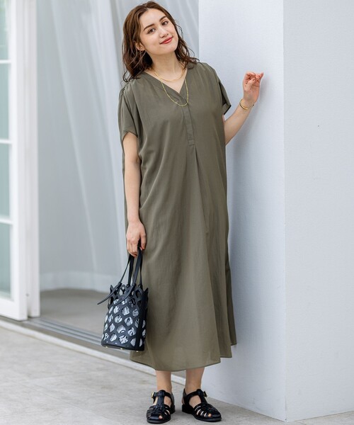 23区 L（ニジュウサンクオオキイサイズ）の「【Lサイズ限定/接触冷感/速乾性/洗える】エアリーブライトローン Vネックワンピース（ワンピース・レディース・カーキ系/ネイビー系/ブルー系・44/46/48/50）」の4枚目の写真