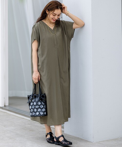 23区 L（ニジュウサンクオオキイサイズ）の「【Lサイズ限定/接触冷感/速乾性/洗える】エアリーブライトローン Vネックワンピース（ワンピース・レディース・カーキ系/ネイビー系/ブルー系・44/46/48/50）」の5枚目の写真