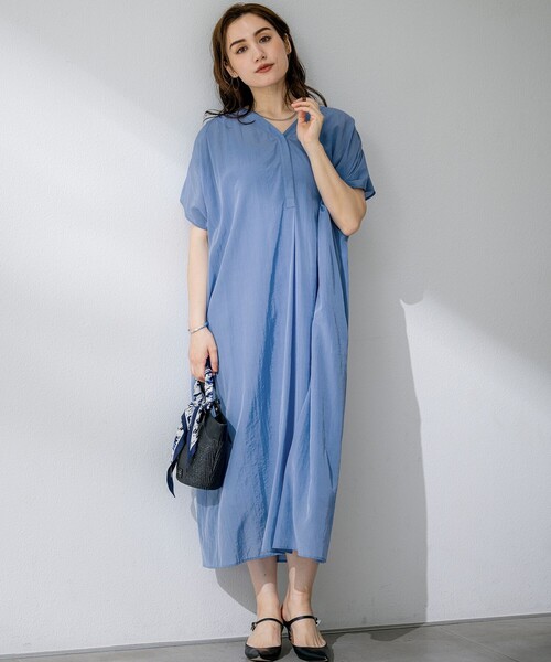 23区 L（ニジュウサンクオオキイサイズ）の「【Lサイズ限定/接触冷感/速乾性/洗える】エアリーブライトローン Vネックワンピース（ワンピース・レディース・カーキ系/ネイビー系/ブルー系・44/46/48/50）」の8枚目の写真