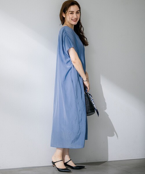 23区 L（ニジュウサンクオオキイサイズ）の「【Lサイズ限定/接触冷感/速乾性/洗える】エアリーブライトローン Vネックワンピース（ワンピース・レディース・カーキ系/ネイビー系/ブルー系・44/46/48/50）」の10枚目の写真