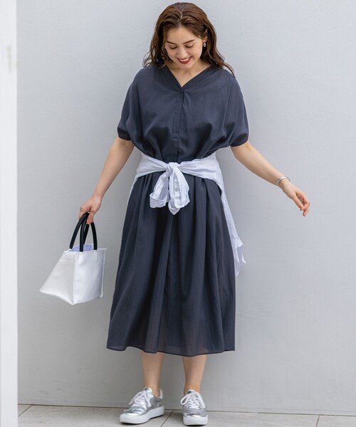 23区 L（ニジュウサンクオオキイサイズ）の「【Lサイズ限定/接触冷感/速乾性/洗える】エアリーブライトローン Vネックワンピース（ワンピース・レディース・カーキ系/ネイビー系/ブルー系・44/46/48/50）」の13枚目の写真